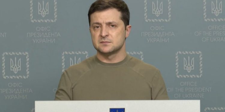 Kievi në shtetrrethim, Zelensky i lutet popullit: Kthehuni e mbroni Ukrainën, ne po fitojmë