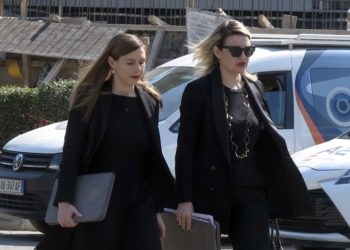 Deklarata e saj shkaktoi reagime në rrjet, ministrja lë makinën dhe ecën në këmbë