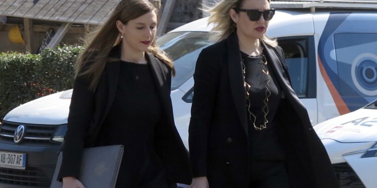 Deklarata e saj shkaktoi reagime në rrjet, ministrja lë makinën dhe ecën në këmbë