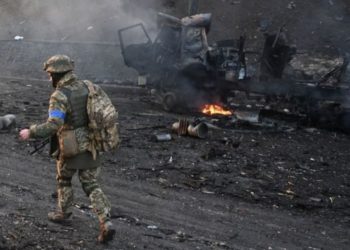 “Del nga makina, e tërheq dhe e puth, por sheh që ka vdekur”, momenti rrënqethës në Ukrainë kur i riu mëson se i kanë vrarë babain (VIDEO)