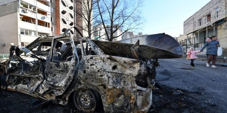 Frikë dhe rezistencë në Kiev, po vijnë rusët me autokolonën 64 km të gjatë (FOTO)