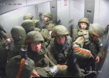 Epike/ Ushtarët rusë futen në ashensor për të shkuar majë një ndërtese, ukrainasit iu fikin dritat duke i lënë brenda të bllokuar