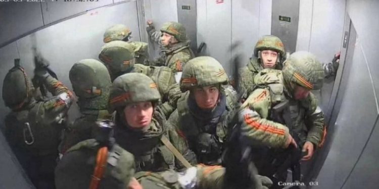 Epike/ Ushtarët rusë futen në ashensor për të shkuar majë një ndërtese, ukrainasit iu fikin dritat duke i lënë brenda të bllokuar