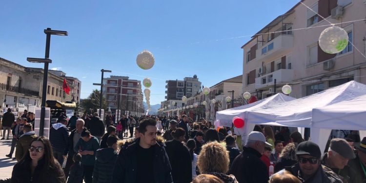Dita e Verës, Përmeti “derdhet” në shesh (FOTO)