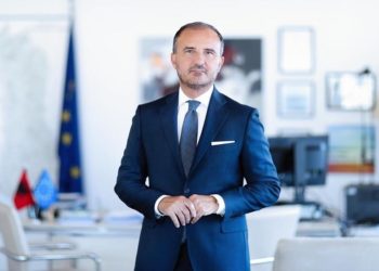 Soreca i jep lamtumirën Shqipërisë nga Gjirokastra, vlerësohet me titullin “Qytetar Nderi”