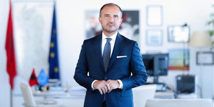 Soreca i jep lamtumirën Shqipërisë nga Gjirokastra, vlerësohet me titullin “Qytetar Nderi”