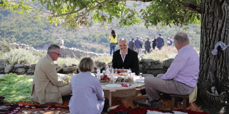 “Nga aeroporti në Tepelenë nuk kam parë asnjë makinë prej vendi të varfër”, Rama tregon çfarë i tha ish-kryeministri i Suedisë