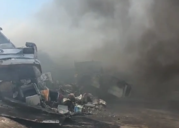 Zjarr në Gjirokastër, flakët përfshijnë një pikë skrapi te zona industriale