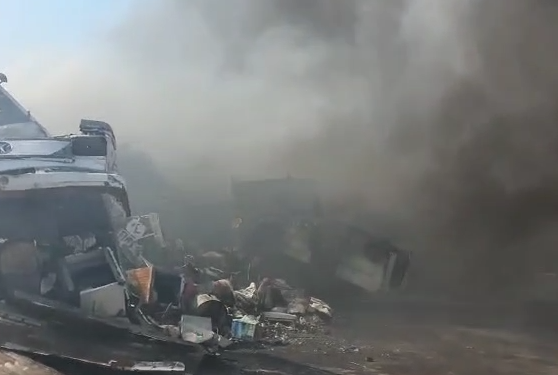 Zjarr në Gjirokastër, flakët përfshijnë një pikë skrapi te zona industriale