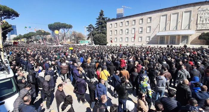 Sot 6 ditë radhazi, tjetër protestë përpara Kryeministrisë (FOTO)