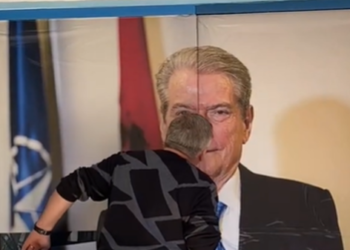 “Ta ha zemrën, më i madhi”, demokratët puthin Berishën në buzë (VIDEO)