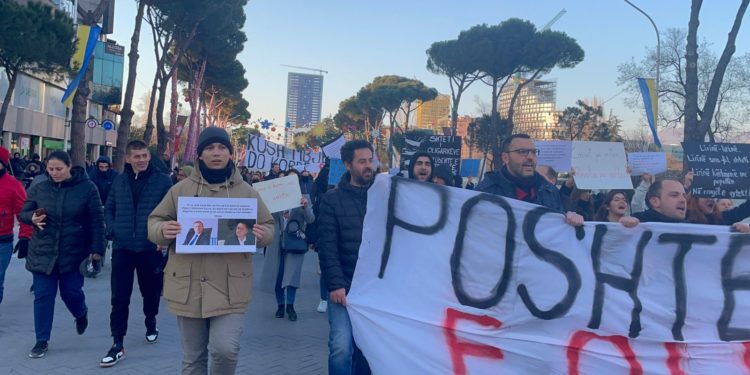 Dita e tretë, nis protesta kundër rritjes së çmimit të naftës në Tiranë