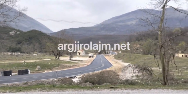 Më në fund pas kaq shumë vitesh asfaltohet rruga drejt Syrit të Kaltër (VIDEO)