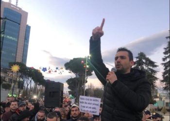 Lapaj: Më keni parë të hedh baltë mbi njeri? Modeli baltës tremb të tjerët të angazhohen. Mos i lejoni!