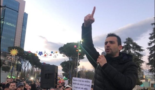 Lapaj: Më keni parë të hedh baltë mbi njeri? Modeli baltës tremb të tjerët të angazhohen. Mos i lejoni!