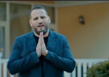 “Motra ime”, këngëtari nga Gjirokastra promovon te Çani këngën e tij më të re (VIDEO)