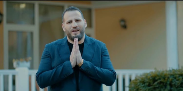 “Motra ime”, këngëtari nga Gjirokastra promovon te Çani këngën e tij më të re (VIDEO)