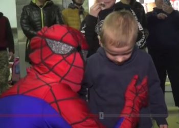 Pak buzëqeshje për fëmijët ukrainas, spidermeni shkon në stacionin e trenit në Kharkivit