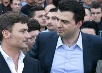 Bashën po e braktisin të gjithë, Enkelejd Alibeaj i kërkon dorëheqjen