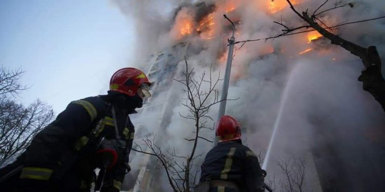 Kievi zgjohet nga shpërthimet e fuqishme, Zelensky: Ushtarë rus, dorëzohuni!