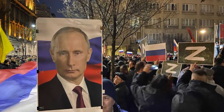 Serbët ‘lënë nam’ në sytë e gjithë botës, dalin në protesta për mbështetjen e të çmendurit Vladimir Putin (VIDEO)