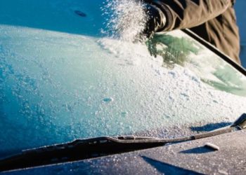 Mos harroni të mbuloni makinat sonte! Ftohet ndjeshëm moti, nesër edhe më keq