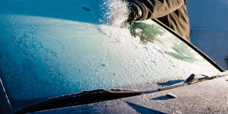 Mos harroni të mbuloni makinat sonte! Ftohet ndjeshëm moti, nesër edhe më keq