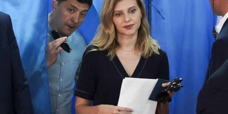 Njihuni me Olenën, gruaja që s’ka frikë nga Putini (FOTO)