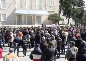 Protestuesi-Ramës: Turp është të thuash jemi në luftë dhe të shkosh në Dubai