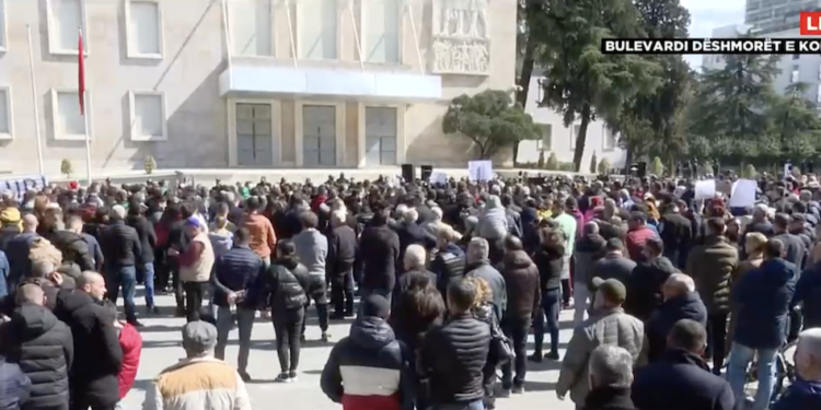 Protestuesi-Ramës: Turp është të thuash jemi në luftë dhe të shkosh në Dubai