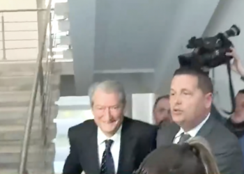 I buzëqeshur, Sali Berisha futet në selinë e PD-së