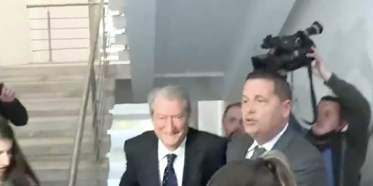 I buzëqeshur, Sali Berisha futet në selinë e PD-së