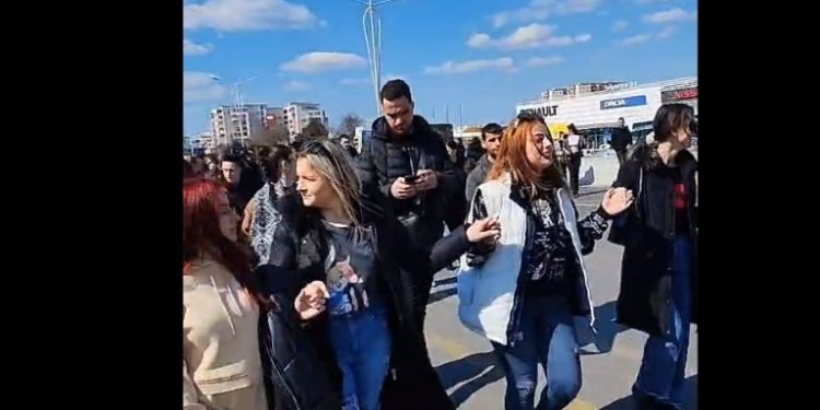 “Çohuni nga kafja”, “Fikini makinat”, studentët nisin protestën në Tiranë (VIDEO)