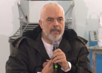 “Jam shumë i gjatë s’ulem dot të fus duart në xhepat e tjerëve”, Rama: E kam mësuar nga gjyshja, kur shkon në varr nuk punon karta e kreditit