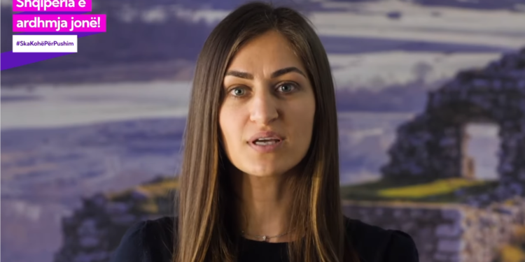 Ministrja Edona Bilali: Edi Rama është në rrugën e duhur për t’u bërë Zeus (VIDEO)