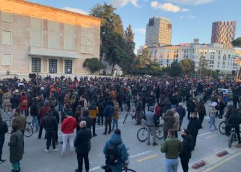 Çmimi i naftës po i afrohet 300 lekë/litri, qytetarët dalin në protestë para Kryeministrisë