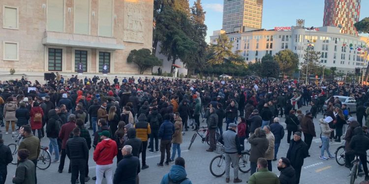 Çmimi i naftës po i afrohet 300 lekë/litri, qytetarët dalin në protestë para Kryeministrisë