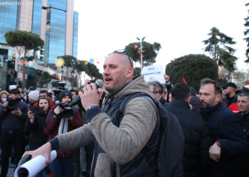 Aktori që imiton Ramën në protestë: I them të rinjve që është Shqipëria atdheu juaj dhe jo Instagrami
