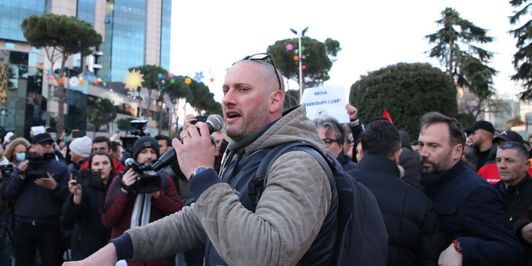 Aktori që imiton Ramën në protestë: I them të rinjve që është Shqipëria atdheu juaj dhe jo Instagrami