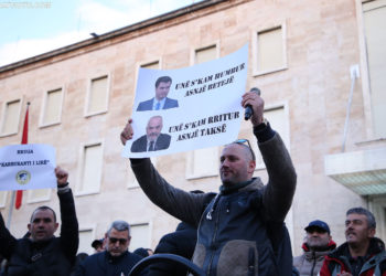 Aktori që imiton Ramën në protestë: I them të rinjve që është Shqipëria atdheu juaj dhe jo Instagrami