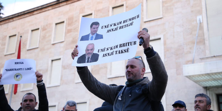 Aktori që imiton Ramën në protestë: I them të rinjve që është Shqipëria atdheu juaj dhe jo Instagrami