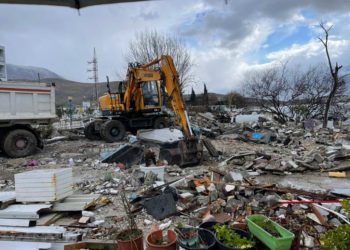 Ankohen bizneset në Vlorë, IKMT nis pastrimin e inerteve përgjatë aksit Radhimë-Orikum