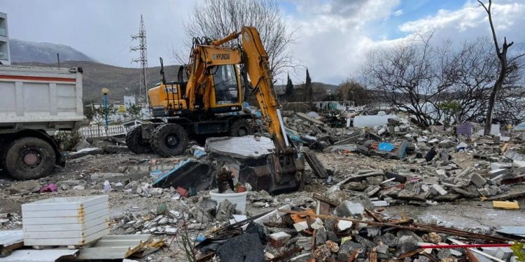 Ankohen bizneset në Vlorë, IKMT nis pastrimin e inerteve përgjatë aksit Radhimë-Orikum