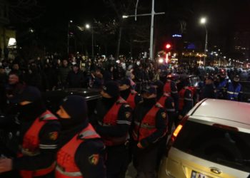 Reagon Policia e Shtetit: Personat që kanë bllokuar rrugën të shpërndahen