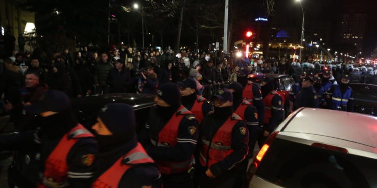 Reagon Policia e Shtetit: Personat që kanë bllokuar rrugën të shpërndahen