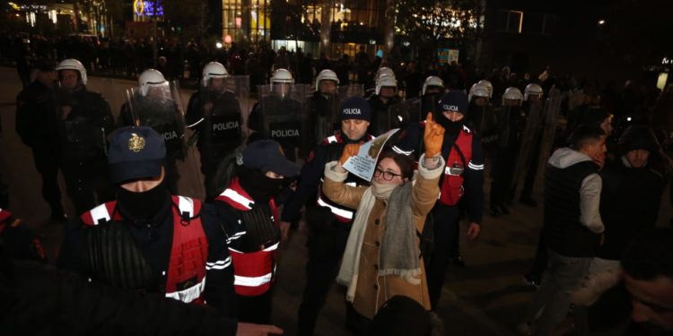 Policia e Shtetit: Personat që kanë bllokuar rrugën të shpërndahen menjëherë