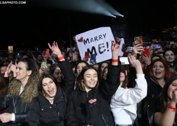 “Martohu me mua”, vajzat në Tiranë “çmenden” pas Malumës. Shihni çfarë ndodhi në koncertin e këngëtarit me famë botërore (FOTO)