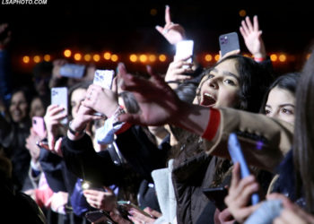“Martohu me mua”, vajzat në Tiranë “çmenden” pas Malumës. Shihni çfarë ndodhi në koncertin e këngëtarit me famë botërore (FOTO)