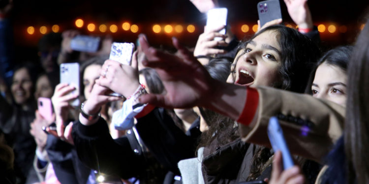 “Martohu me mua”, vajzat në Tiranë “çmenden” pas Malumës. Shihni çfarë ndodhi në koncertin e këngëtarit me famë botërore (FOTO)
