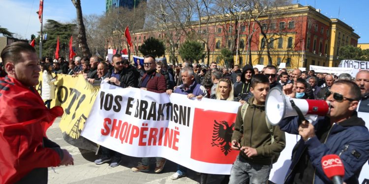 Merret vendimi për protestën: 24 orë pa lëvizur nga Kryeministria (FOTO)